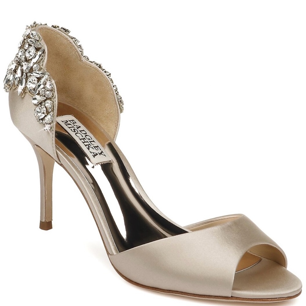 New in Box size 6 exquisite Badgley Mischka Celeste Nude Satin Pump